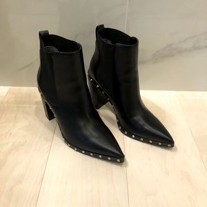 DODGER CHELSEA BOOT
Charles by Charles David